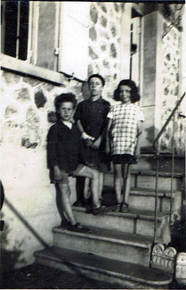 Bernard, Raymond, Jacqueline sur le perron de la maison de pépère et mémère à la Roche-Gautier