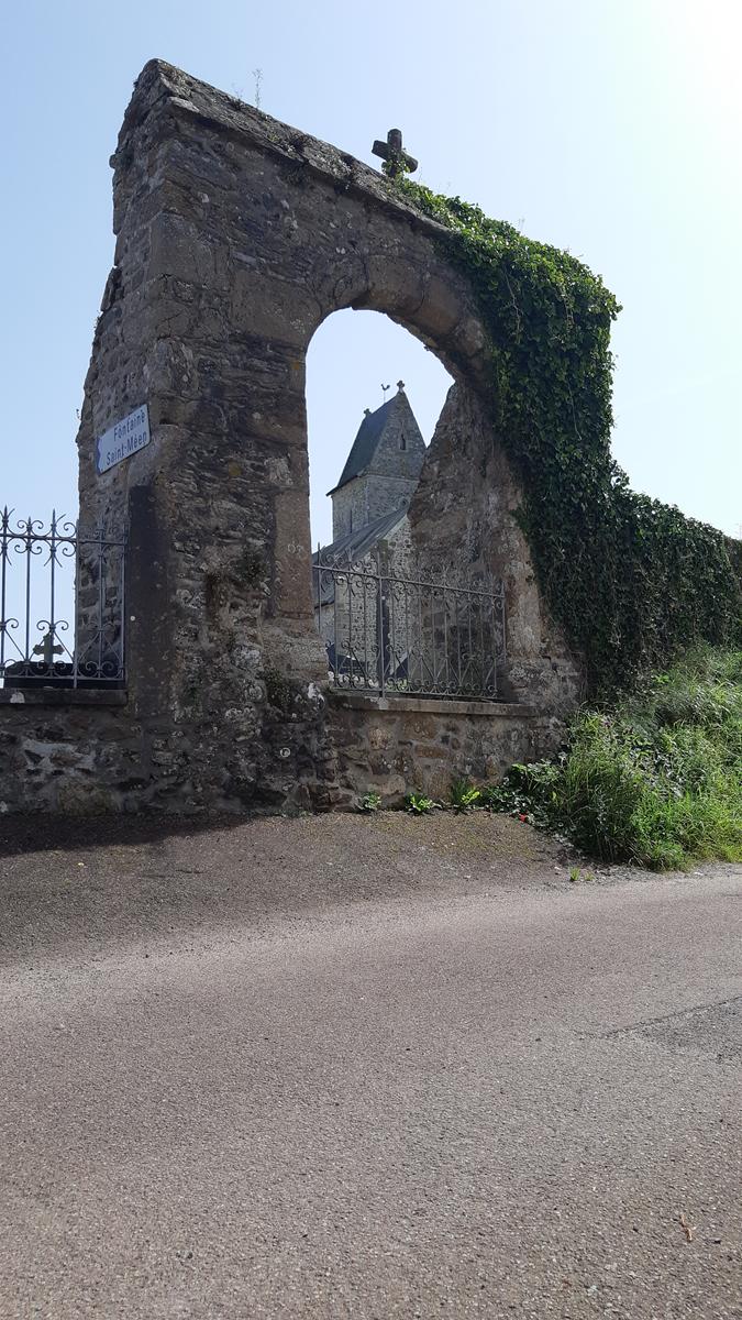 Porche d'accès à l'église d'Ancteville et la fontaine St Méen