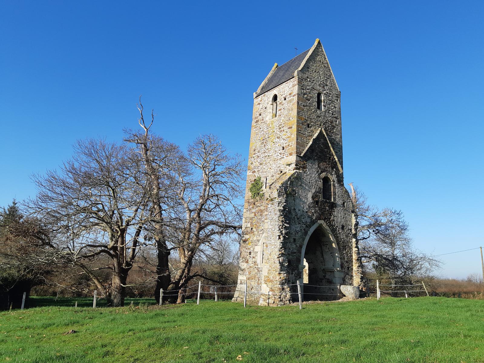 Clocher de l'ancienne église de Saint-Louet sur Sienne